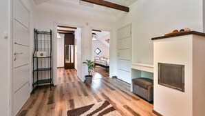 A spacious hallway with wooden flooring, a built-in shelf, and a radiator. - Nice home in Vinogradi Ludbreski with sauna (Vinogradi Ludbreski)