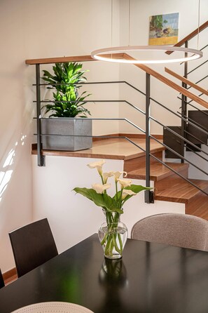 Villa, 5 Schlafzimmer, Balkon, Stadtblick | Speisen