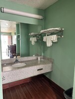 1 habitación, escritorio, tabla de planchar con plancha y wifi gratis 