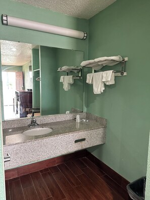 1 habitación, escritorio, tabla de planchar con plancha y wifi gratis