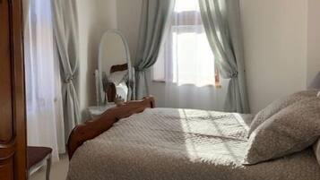 3 chambres, bureau, fer et planche Ă repasser, lit parapluie