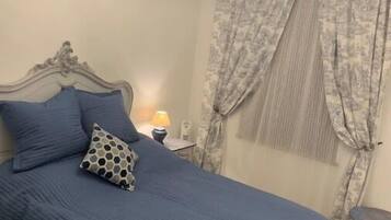 3 chambres, bureau, fer et planche à repasser, lit parapluie