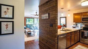 Kondo Mewah | Dapur pribadi | Lemari es besar, oven, kompor, dan mesin pencuci piring