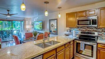 Kondo Mewah | Dapur pribadi | Lemari es besar, oven, kompor, dan mesin pencuci piring