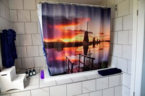 Deluxe tweepersoonskamer | Badkamer | Een haardroger, pantoffels