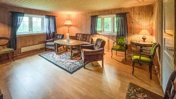 Een televisie en een open haard