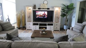 Living area - Beautiful Lake Home - Resort /Marina amenities
Sleeps 13 - 4 bedroom 3 bathroom (Camdenton)