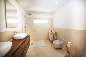 Dusche, Haartrockner, Bidet, Handtücher