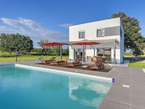 A modern house with a swimming pool, outdoor seating, and a clear sky. - Villa Mauri - Medulin - Large Garden, Very Quiet Location (Medulin)