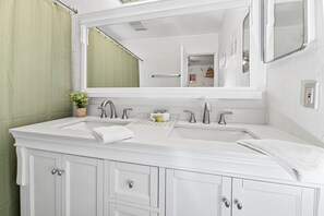 Basic-Ferienhütte | Badezimmer | Handtücher