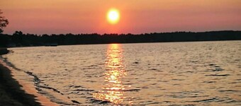 Traverse City Gem | On Lake w/ Hot Tub I Kayaks