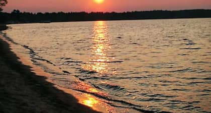 Lakefront Getaway: Hot Tub, Kayaks & Central A/C