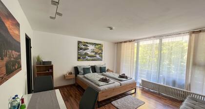 Helle FeWo am Waldrand - mit Balkon, Pool & Sauna