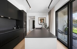 Frigorifero, forno, piano cottura, lavastoviglie