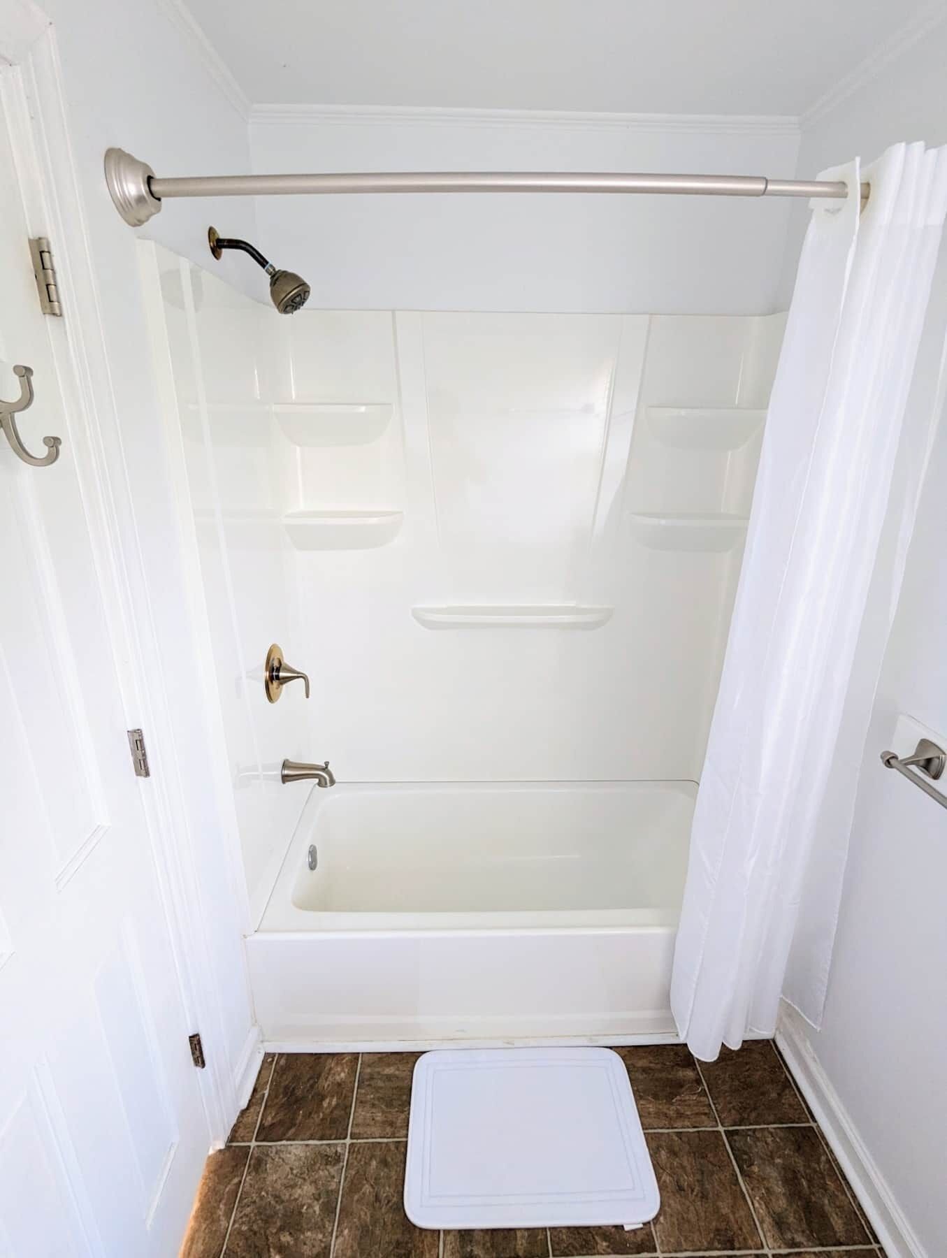 Badewanne, Haartrockner, Handtücher