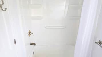 Badewanne, Haartrockner, Handtücher