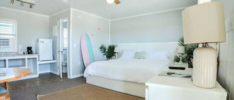 Tabla de planchar con plancha, wifi y ropa de cama