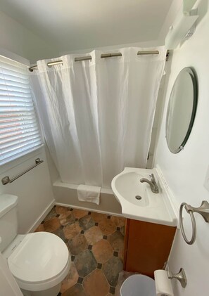 Badekar, hårtørrer, håndklæder