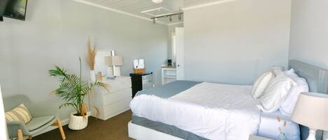 Tabla de planchar con plancha, wifi y ropa de cama