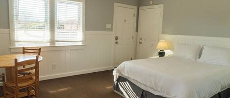 Tabla de planchar con plancha, wifi y ropa de cama