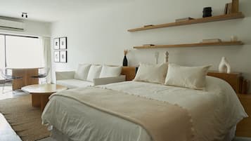 Caja de seguridad en la habitación y tabla de planchar con plancha