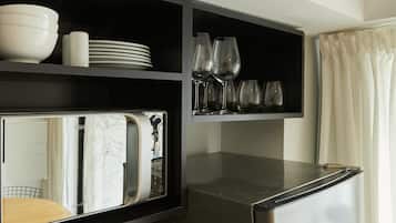 Refrigerador, microondas, horno, tostadora