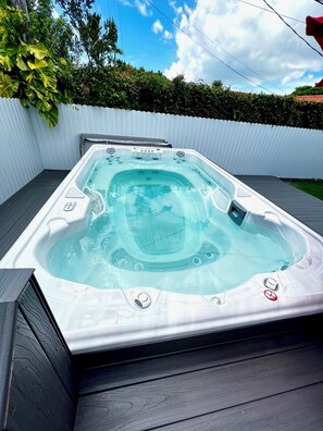 Outdoor spa tub - Welcome to the peaceful beautiful North bay village island.  (North Bay Village)