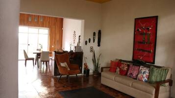 Dormitorio compartido, 1 habitación, patio | Área de sala de estar