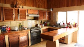 Dormitorio compartido, 1 habitación, patio | Cocina privada