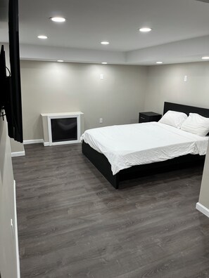 3 bedrooms, desk, iron/ironing board, free WiFi