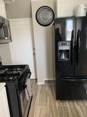 Refrigerador, microondas, horno y parrilla de estufa 