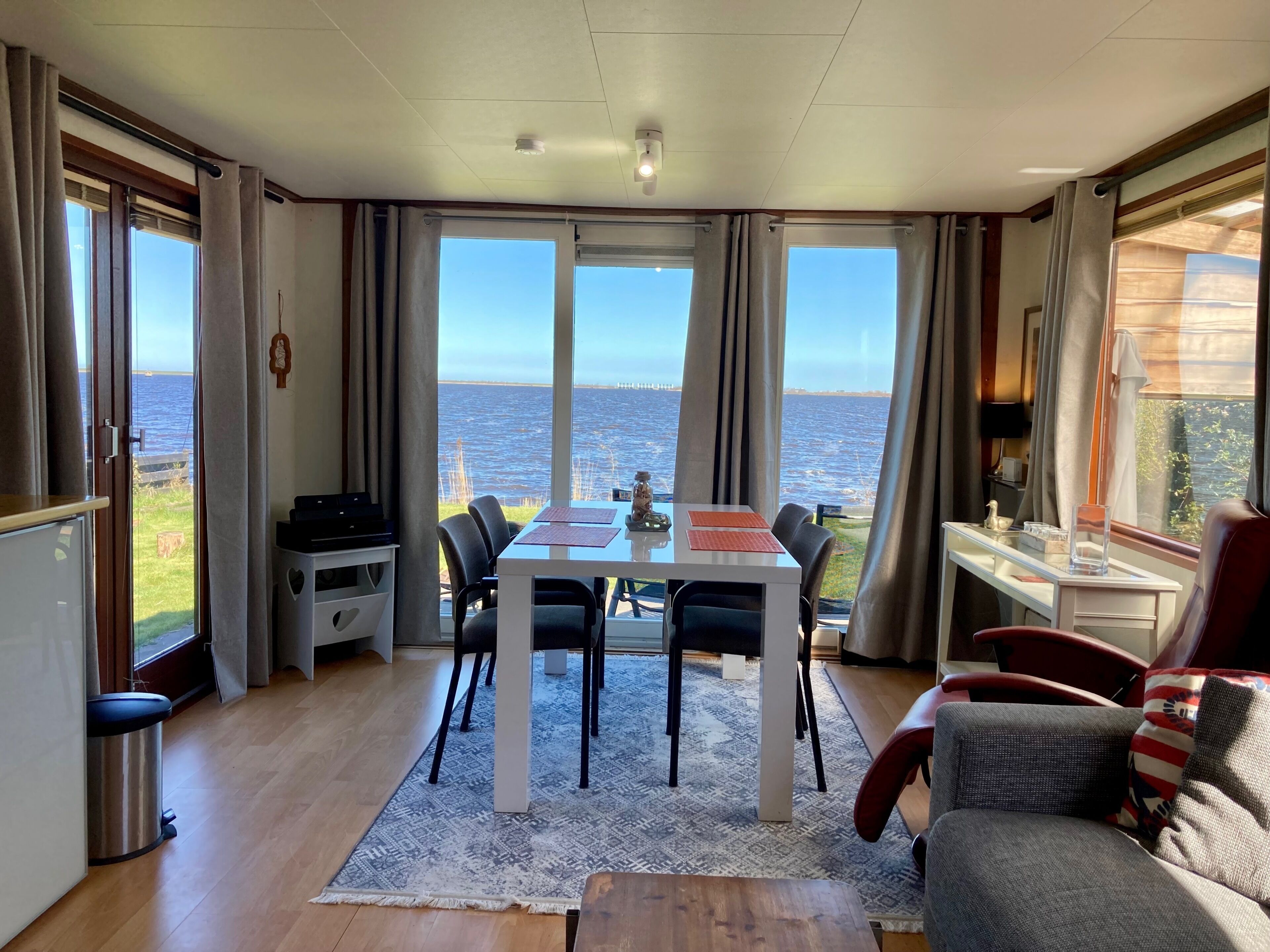 Nhà gỗ, 2 phòng ngủ, sân hiên, quang cảnh vườn | Phòng khách