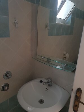 Haartrockner, Handtücher, Seife, Shampoo