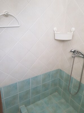 Haartrockner, Handtücher, Seife, Shampoo