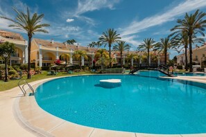 Pool - House with sea and mountain views on the beach, Bahía de Marbella (Marbella)