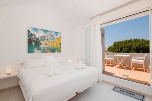 3 bedrooms, iron/ironing board, WiFi, bed sheets - House with sea and mountain views on the beach, Bahía de Marbella (Marbella)
