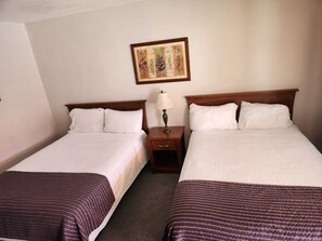 Habitación estándar con 1 cama doble o 2 individuales | Escritorio, wifi gratis, ropa de cama