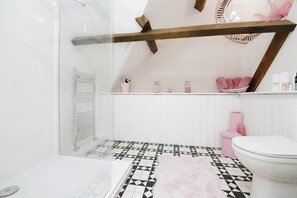 Articles de toilette griffés, séchoir à cheveux, serviettes fournies