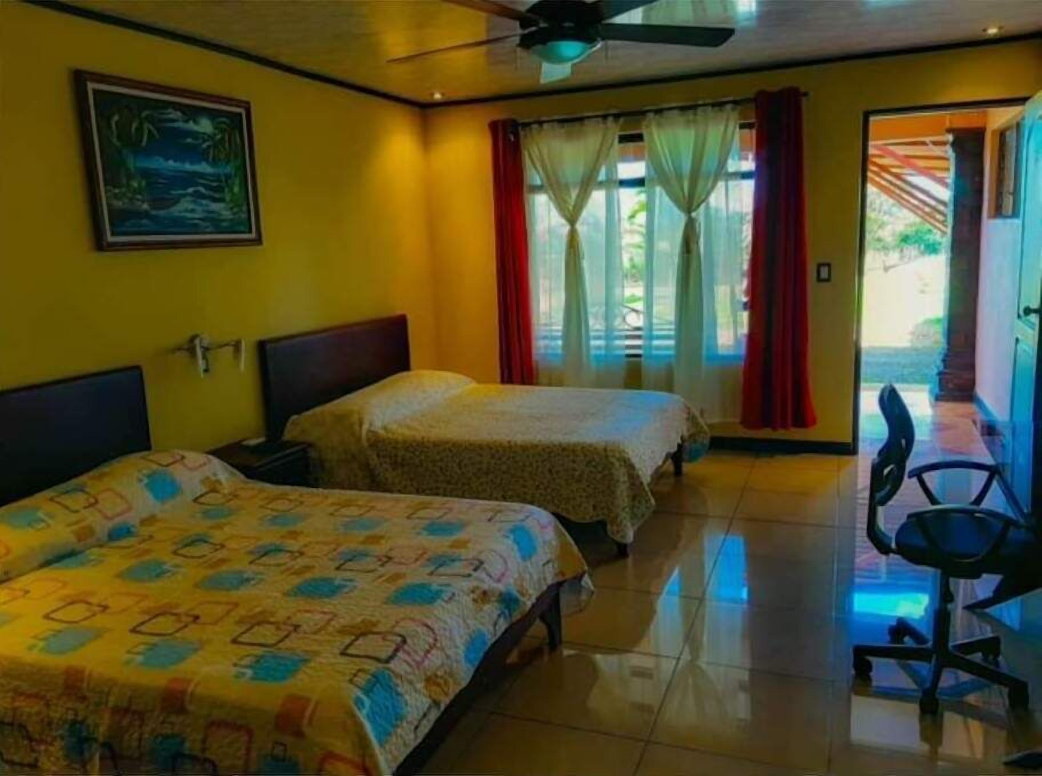 Ropa de cama de alta calidad, camas con pillow-top y escritorio 