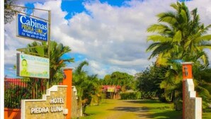 A hotel entrance with a sign for 'Cabinas Piedra Luna' and 'Belleza Natural'.