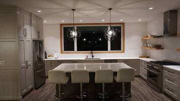 Réfrigérateur, four à micro-ondes, un four, surface de cuisson