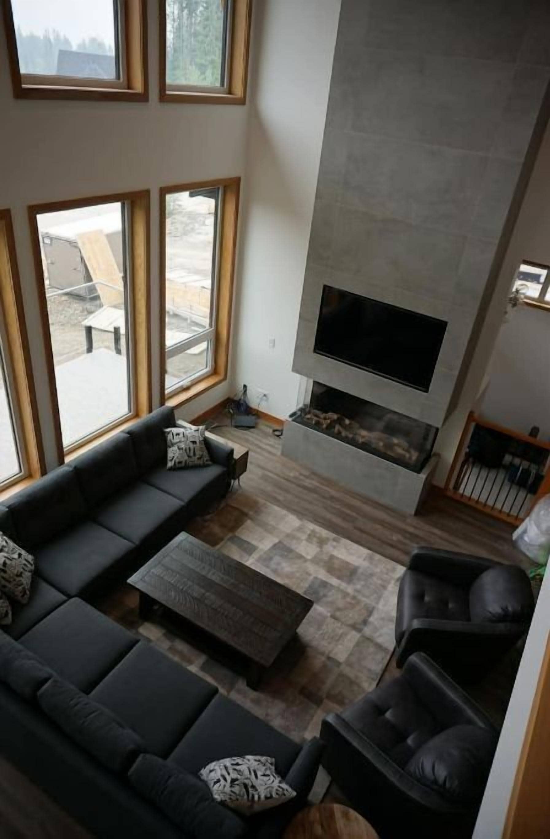 智能電視、壁爐、DVD 播放機