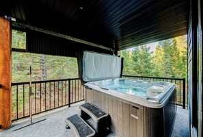 Outdoor spa tub - Fernie Alpine Chalet (Fernie)