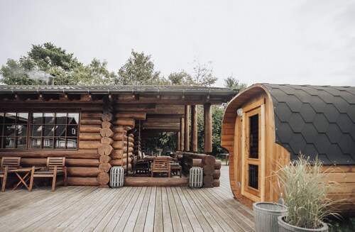 Fjordhygge, Cozy Log Retreat Near Sea & Forest - Sauna & Outdoor Living