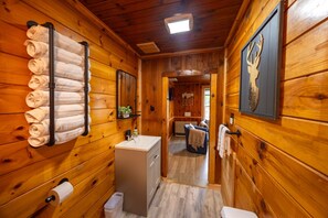 Interior - Twilight - Cabin 5 · Lawrence`s Lakeside Cabins | `Twilight` Waterfront (Rockwood)