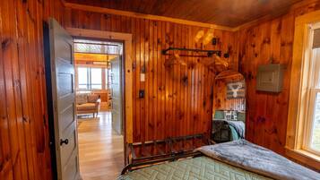 3 chambres, bureau, fer et planche à repasser, lit parapluie