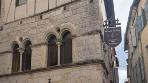A historic building with a sign for Maison du Roy, indicating it is a guesthouse. The architecture features stone walls and arched windows. - Historic Maison du Roy/Royal Chambers -3BR/2BR Apartment with Royal Fireplace (Saint-Antonin-Noble-Val)