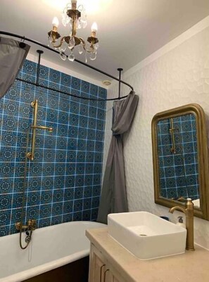Shower, free toiletries, hair dryer, towels - Maison du Roy/Royal-3BR/2BR Apartment - Royal Fireplace (Saint-Antonin-Noble-Val)