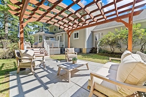 Terrace/patio - Spacious luxury home, 22 min from Boston and 20 min from Gillette Stadium. (Stoughton)