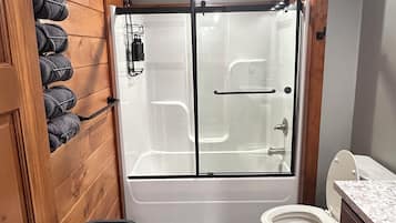 Douche, sèche-cheveux, serviettes fournies, savon